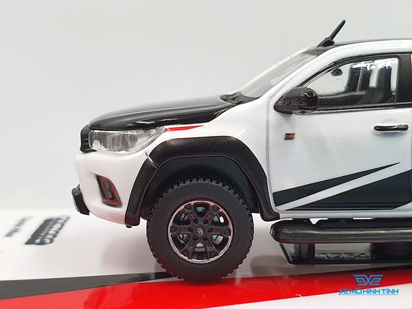 Xe Mô Hình Toyota Hilux 1:64 Tarmac Works ( Trắng Đen )