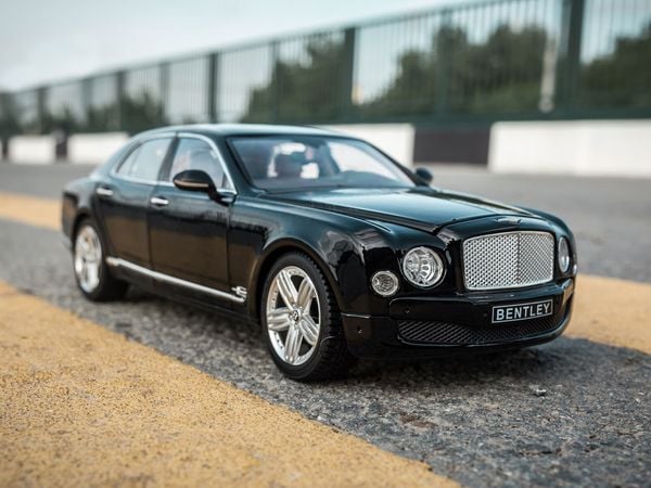 XE MÔ HÌNH BENTLEY MULSANNE 1:18 RASTAR (ĐEN)