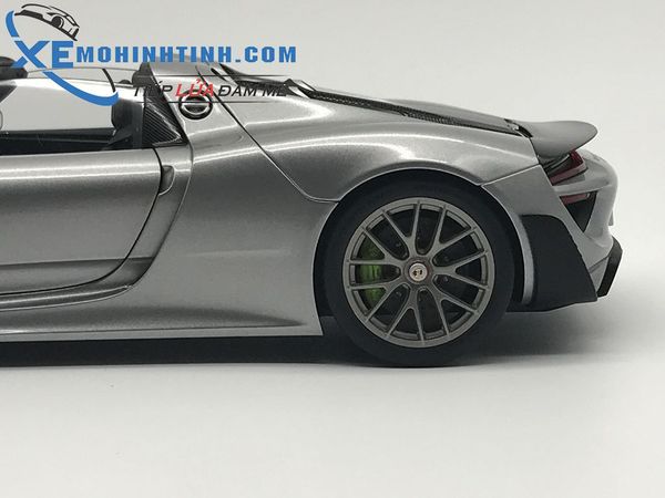 1/18 PORSCHE 918 SPYDER WEISSACH PACKAGE (GT SILBER METALLIC/SILVER METALLIC)