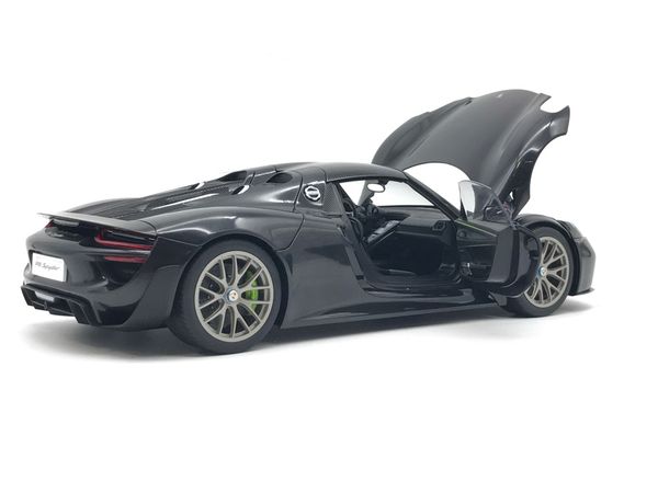 1:18 PORSCHE 918 SPYDER WEISSACH PACKAGE (BASALTSCHWARZMETALLIC/BLACK METALLIC)