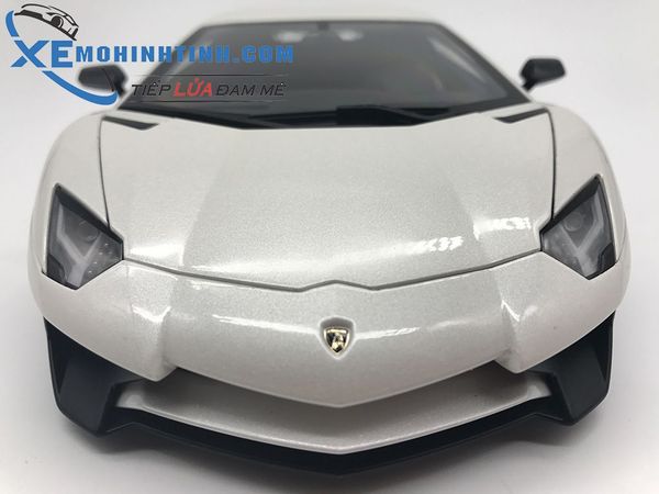 1/18 LAMBORGHINI AVENTADOR LP750-4 SV (BIANCO CANOPUS/PEARL WHITE)