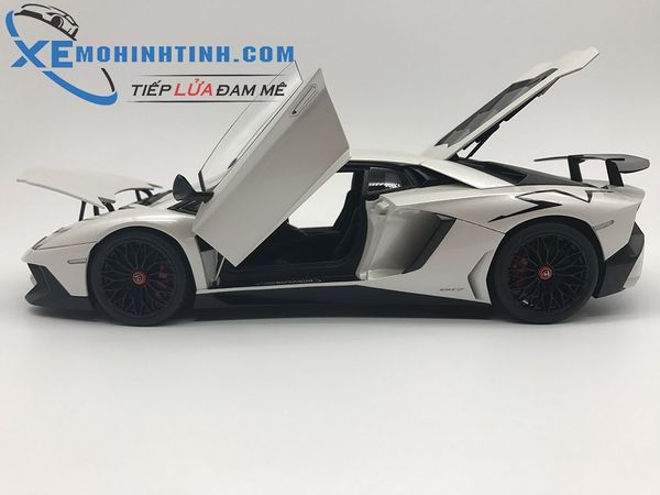 1/18 LAMBORGHINI AVENTADOR LP750-4 SV (BIANCO CANOPUS/PEARL WHITE)