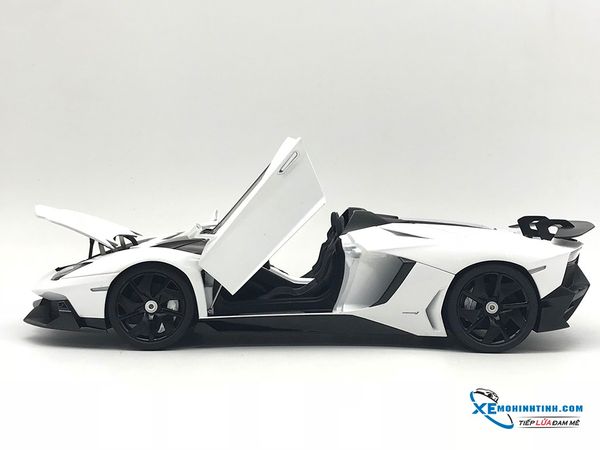 1/18 LAMBORGHINI AVENTADOR J (WHITE)