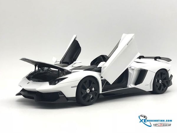 1/18 LAMBORGHINI AVENTADOR J (WHITE)