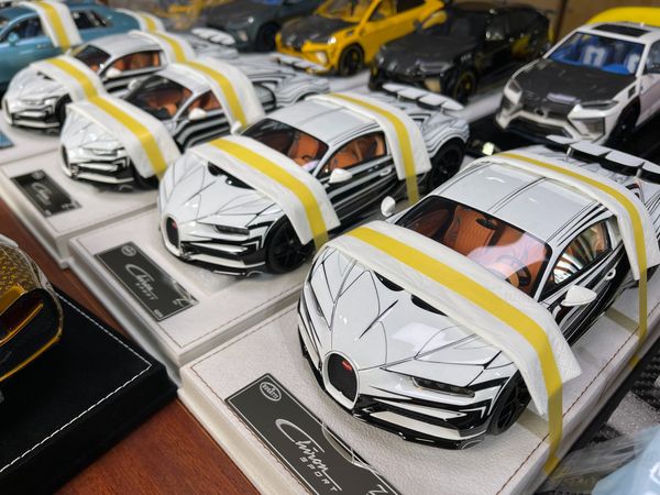 Xe Mô Hình Bugatti Chiron Sport White & Black Stripe 1:18 HH Model ( Trắng Sọc )