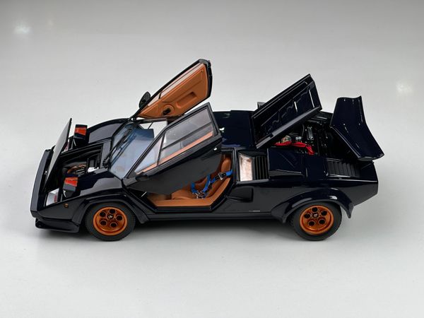 Xe Mô Hình Lamborghini Countach Walter Wolf 3 1/18 Kyosho ( Đen Nội Thất Xanh )