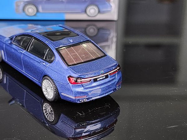 Xe Mô Hình BMW Alpina B7 xDrive 1:64 MiniGT ( Xanh )