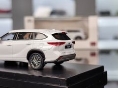 Xe Mô Hình Toyota Highlander 1:64 LCD ( Trắng )