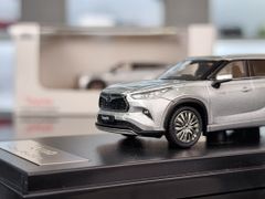 Xe Mô Hình Toyota Highlander 1:64 LCD ( Bạc )