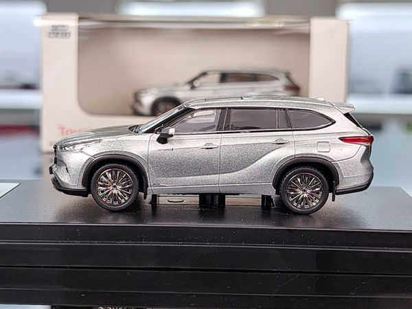 Xe Mô Hình Toyota Highlander 1:64 LCD ( Bạc )