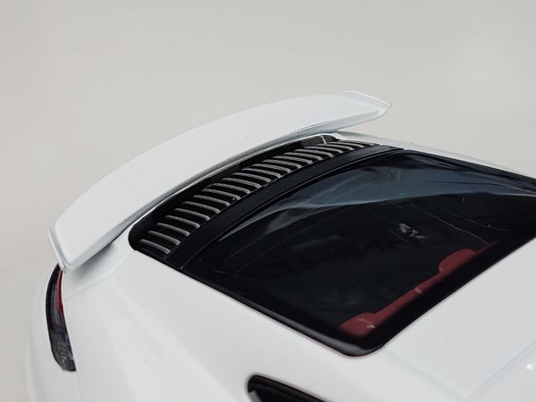 Xe mô hình Porsche 911 (992) Turbo S Coupe Sport Design - 2021 1:18 Minichanmps (White Metallic)