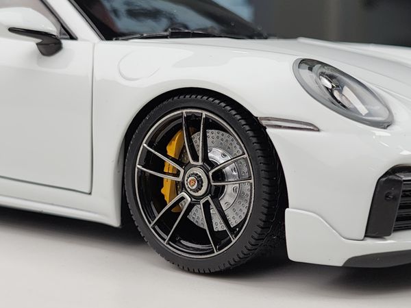 Xe mô hình Porsche 911 (992) Turbo S Coupe Sport Design - 2021 1:18 Minichanmps (White Metallic)