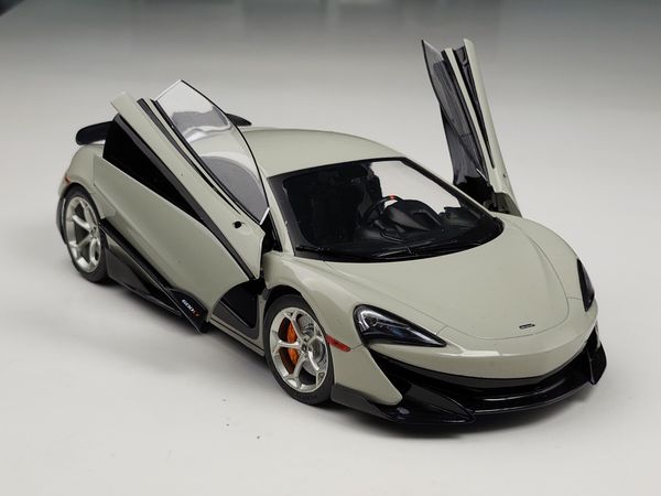 Xe mô hình McLaren 600LT Coupe-Blade Silver 1:18 Solido (Xám)