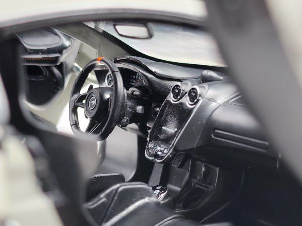 Xe mô hình McLaren 600LT Coupe-Blade Silver 1:18 Solido (Xám)