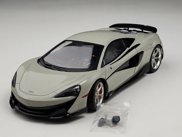 Xe mô hình McLaren 600LT Coupe-Blade Silver 1:18 Solido (Xám)