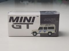 Xe Mô Hình Land Rover Defender 110 1:64 MiNiGT ( Trắng Martini )