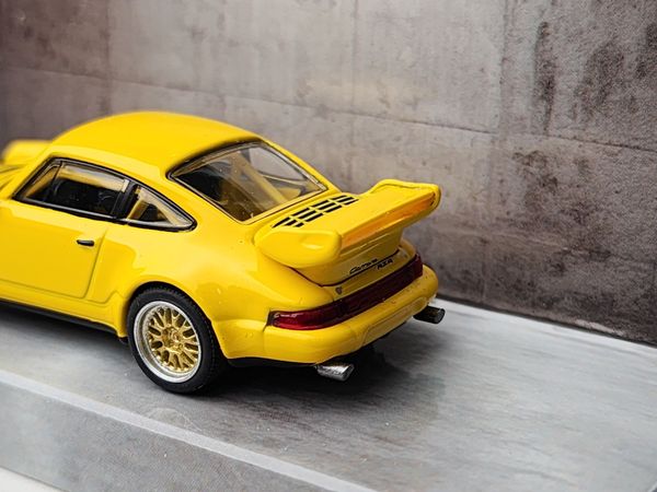 Xe Mô Hình Porsche 911 RSR 1:64 Tarmac Works ( Vàng )