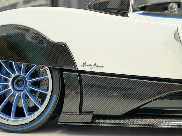 Xe mô hình Pagani Zonda HP 1:18 LCD (Trắng)