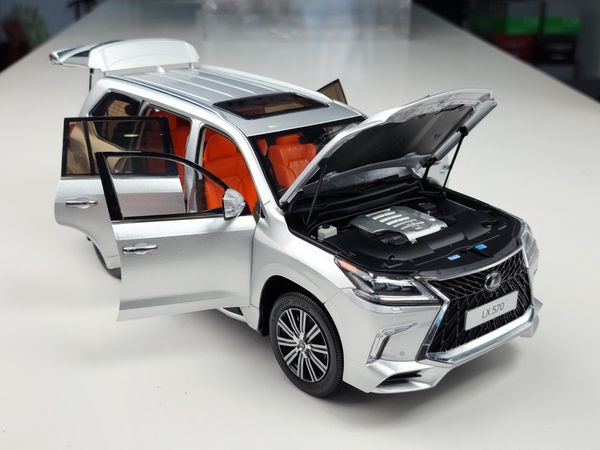 Xe Mô Hình Lexus LX570 1:18 LCD ( Bạc )