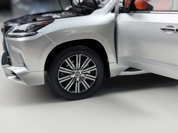 Xe Mô Hình Lexus LX570 1:18 LCD ( Bạc )