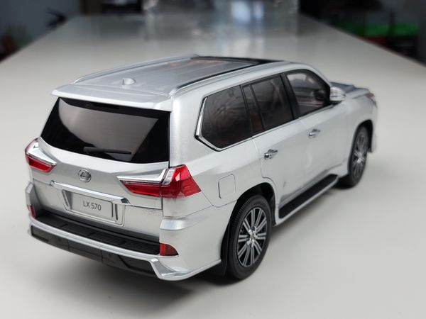 Xe Mô Hình Lexus LX570 1:18 LCD ( Bạc )