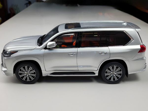 Xe Mô Hình Lexus LX570 1:18 LCD ( Bạc )