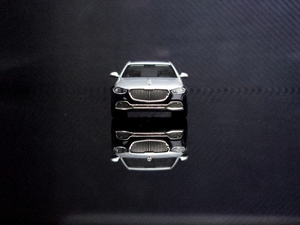 Xe Mô Hình Maybach S680 Cirrus 1:64 MiniGT ( Xanh & Bạc )