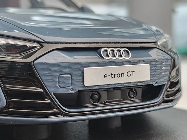 Xe Mô Hình Audi E-Tron GT 2021 1:18 GT Sprirt ( Kemora Grey )