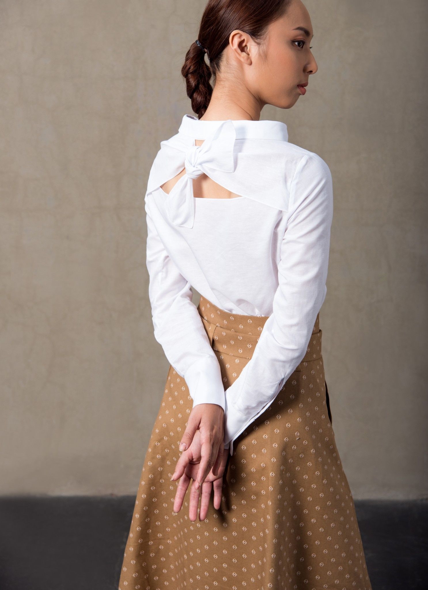 BACK BOW LINEN BLOUSE