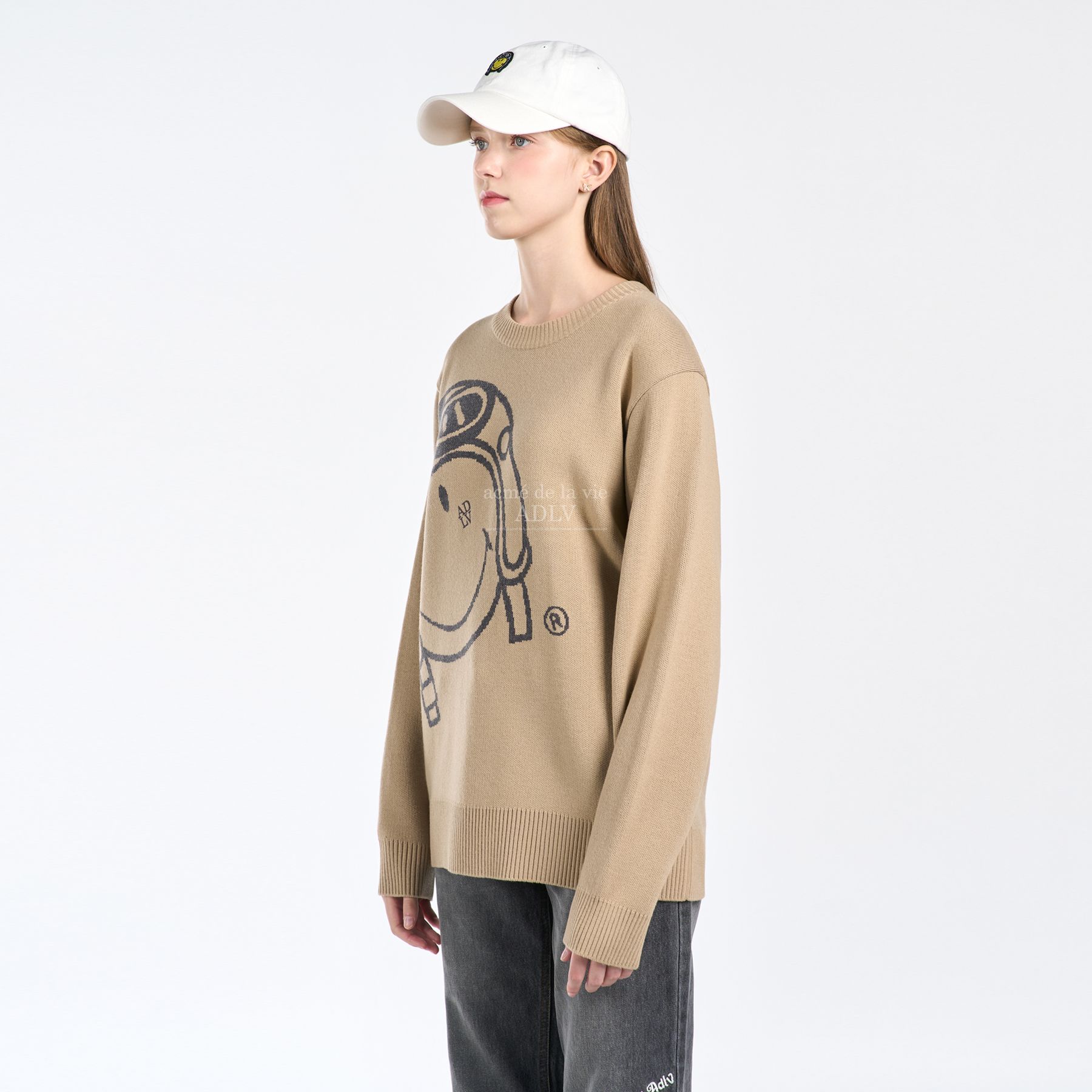  Áo Sweater Acmé de la vie - ACME DE LA VIE X Smiley® BIKER SMILEY FRONT ARTWORK KNIT BEIGE 