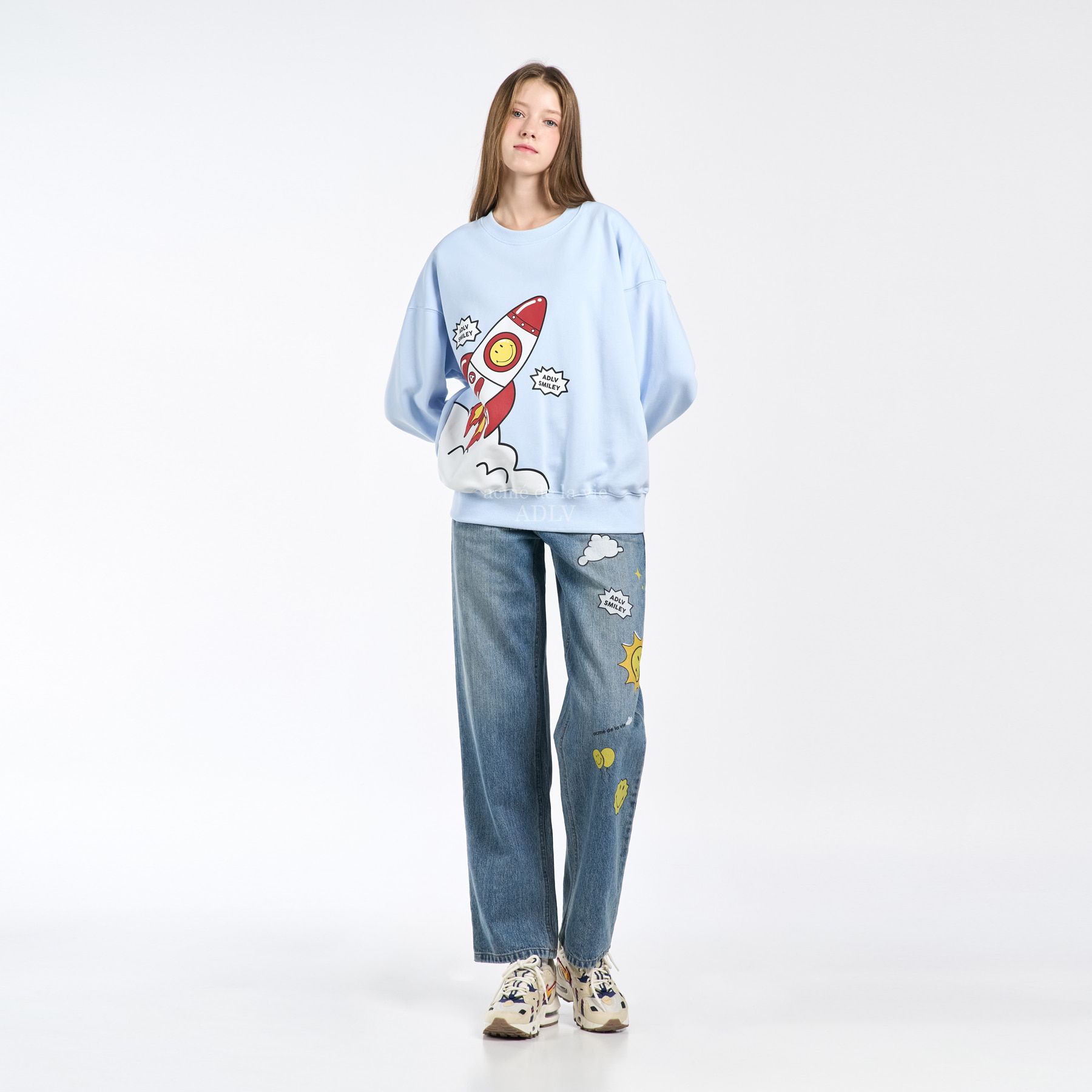  Áo Sweater Acmé de la vie - ACME DE LA VIE X Smiley® ROCKET ARTWORK PRINTING SWEATSHIRT SKYBLUE 