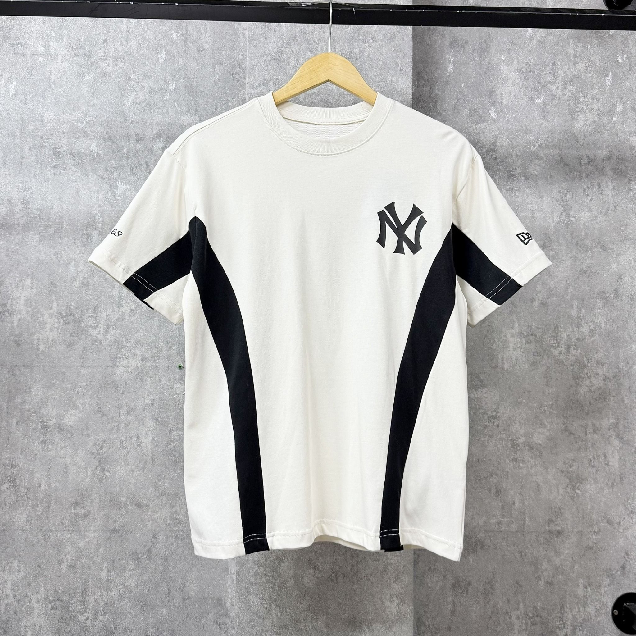 Áo Thun New Era - NY Yankees Logo Hip Line T-Shirt White