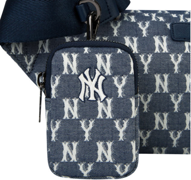 TÚI ĐEO CHÉO JACQUARD MONOGRAM HIP SACK NEW YORK YANKEES