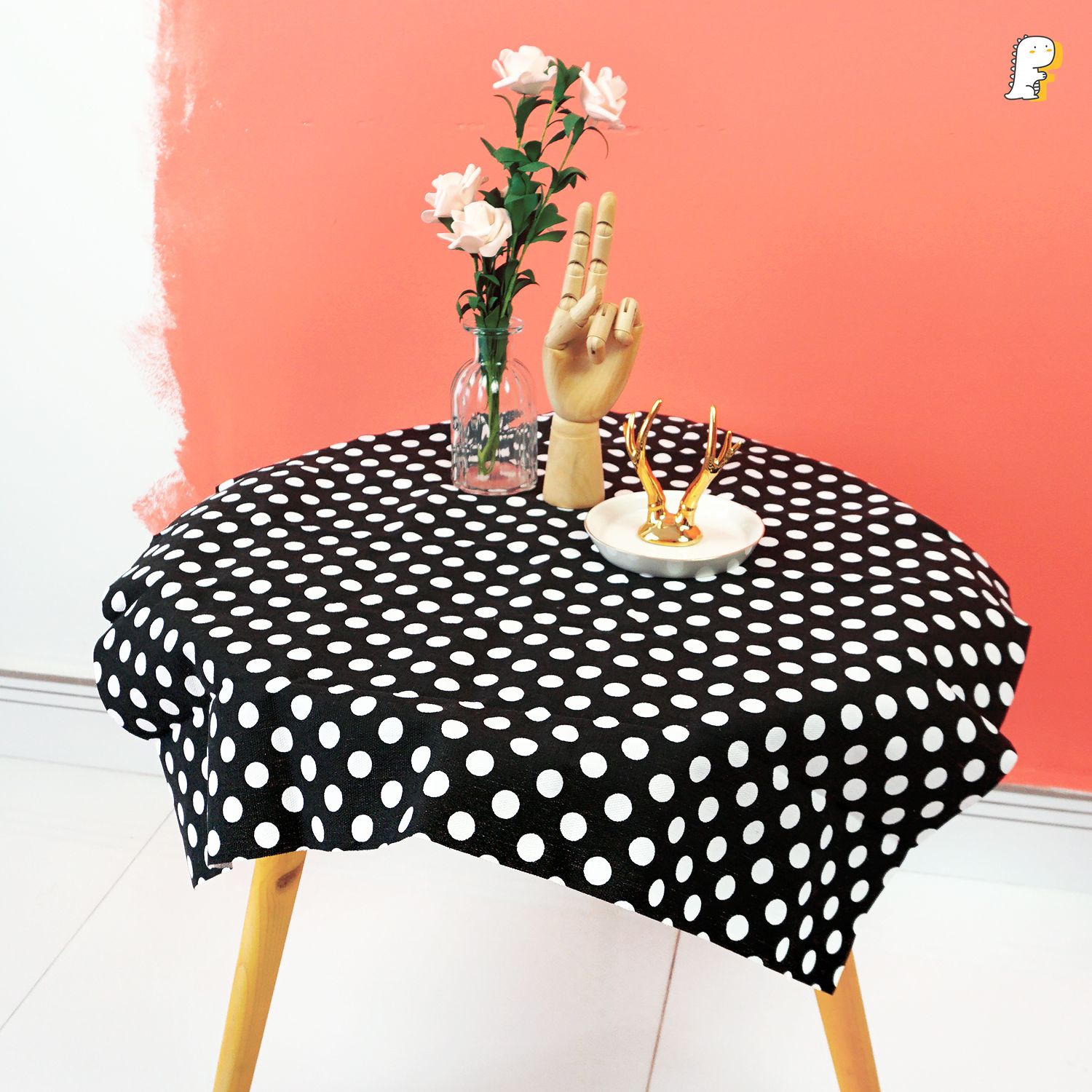 Khăn trải trang trí chấm bi 70x70