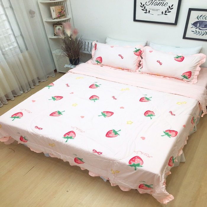 Bộ Chăn Ga Gối Đũi Bèo Trần Bông Dâu Tây Hồng Nơ 4 Món Nhập Khẩu