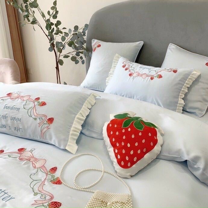 Set Chăn Ga Gối Lụa thêu dâu tây khung tròn 60S