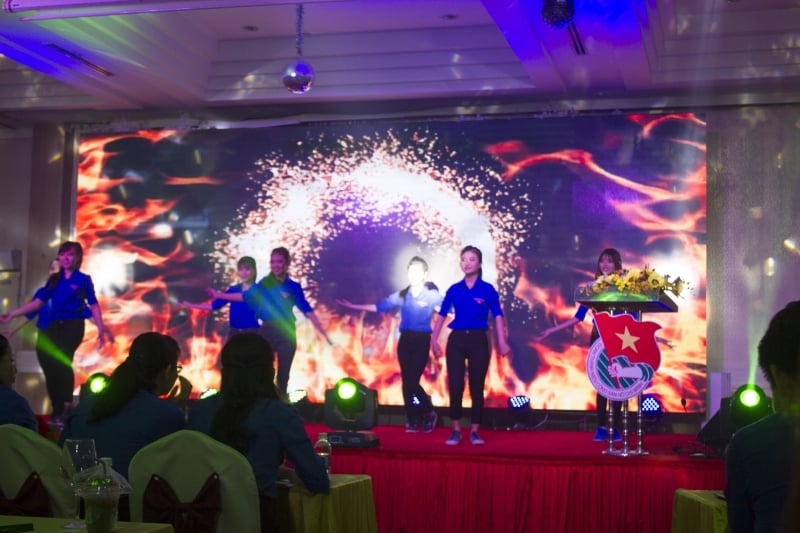 Mai Phương tặng học bổng cho thủ khoa 2
