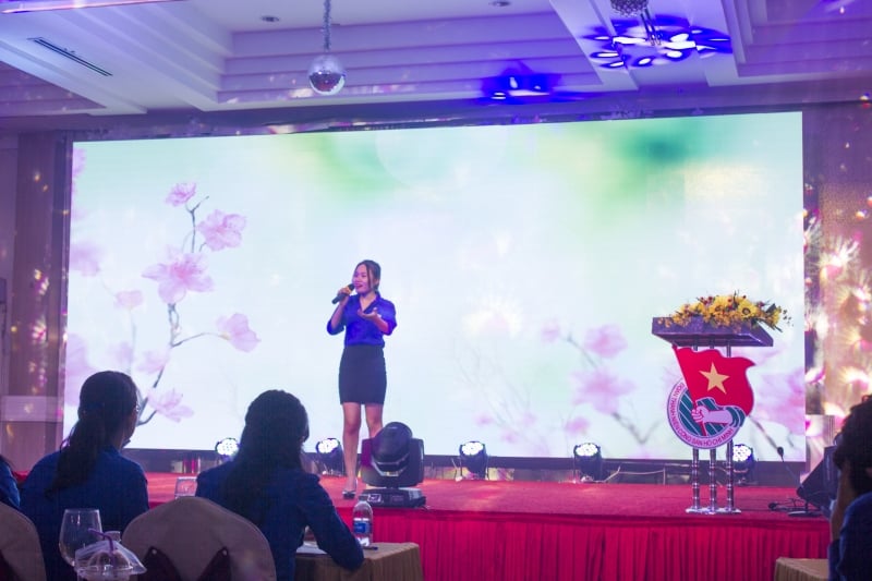 Mai Phương tặng học bổng cho thủ khoa 3