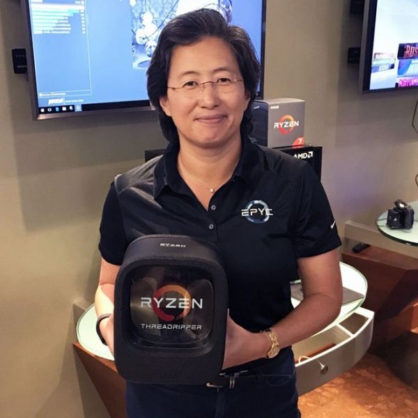 CEO AMD, bà Lisa Su, đây là cách đóng gói CPU bắt mắt nhất từ trước đến nay. 
