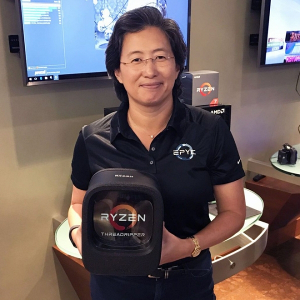 CEO AMD, bà Lisa Su, đây là cách đóng gói CPU bắt mắt nhất từ trước đến nay. ​