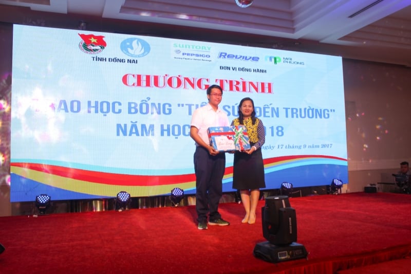 ​Mai Phương tặng học bổng cho thủ khoa 7