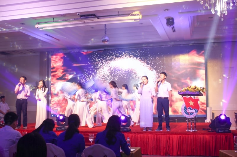 Mai Phương tặng học bổng cho thủ khoa 4