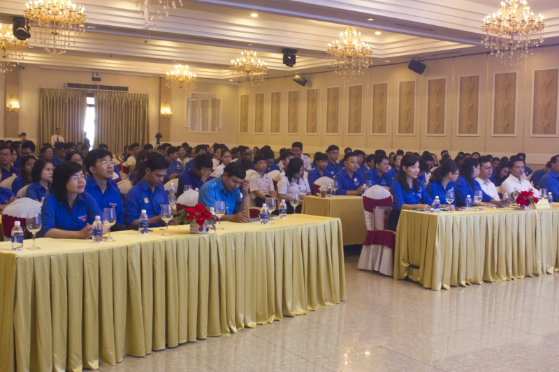 Mai Phương tặng học bổng cho thủ khoa 5