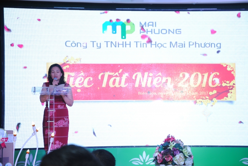 Giám đốc công ty TNHH Tin học Mai Phương phát biểu tại buổi Tiệc Tất niên 2016