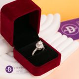  Nhẫn Nữ Đá Moissanite 6.3li - Nhẫn Bạc 925 Xi Kim Cao Cấp Đính Full Moi Ổ Đá Tròn Đình Baguette Kiểu Halo - Đai Đá Kiểu Xoắn MR016 