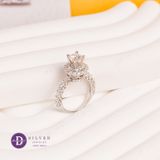  Nhẫn Nữ Đá Moissanite 6.3li - Nhẫn Bạc 925 Xi Kim Cao Cấp Đính Full Moi Ổ Đá Tròn Đình Baguette Kiểu Halo - Đai Đá Kiểu Xoắn MR016 