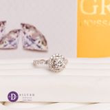  Nhẫn Nữ Đá Moissanite 6.3li - Nhẫn Bạc 925 Xi Kim Cao Cấp Đính Full Moi Ổ Đá Tròn Đình Baguette Kiểu Halo - Đai Đá Kiểu Xoắn MR016 