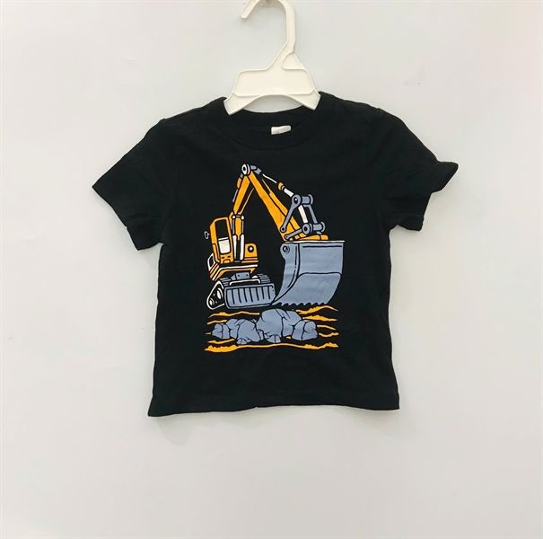 Áo thun PL4CE đen xe cẩu bé trai