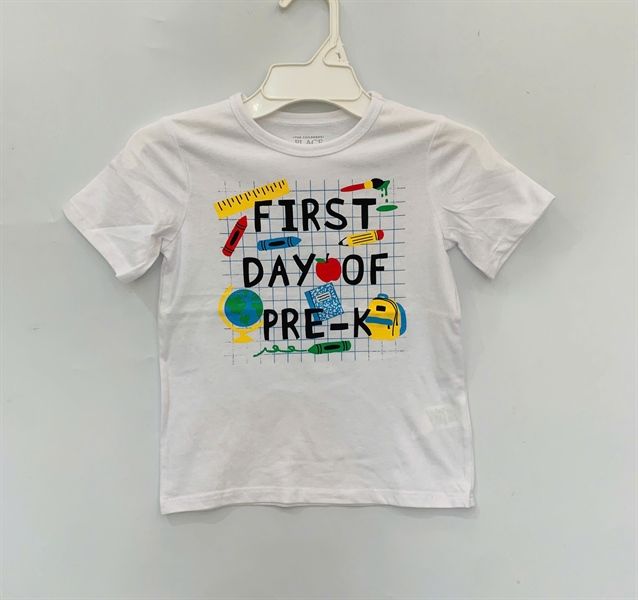 Áo thun PL4CE trắng first day of pre K bé trai