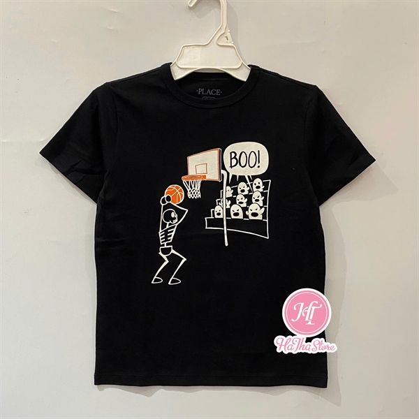 Áo thun PL4CE đen bóng rổ bé trai